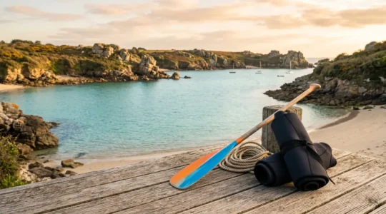 Vue panoramique de la côte bretonne avec matériel de sports nautiques pour débutants