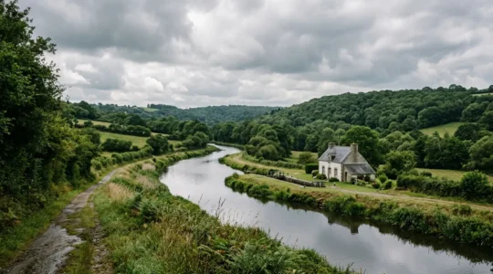 Paysage paisible du Centre Bretagne avec vallons verdoyants et canal sous un ciel nuageux