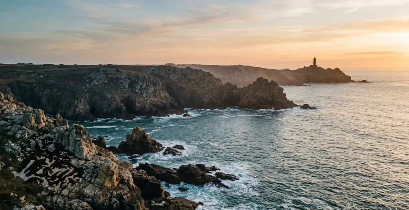 Vue aérienne de la côte sauvage du Finistère avec falaises et eaux turquoises au coucher du soleil