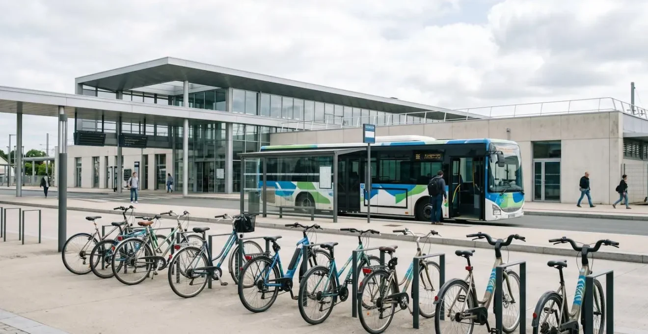 Sortie d'une gare en Bretagne avec vélos et transports en commun pour mobilité sans voiture