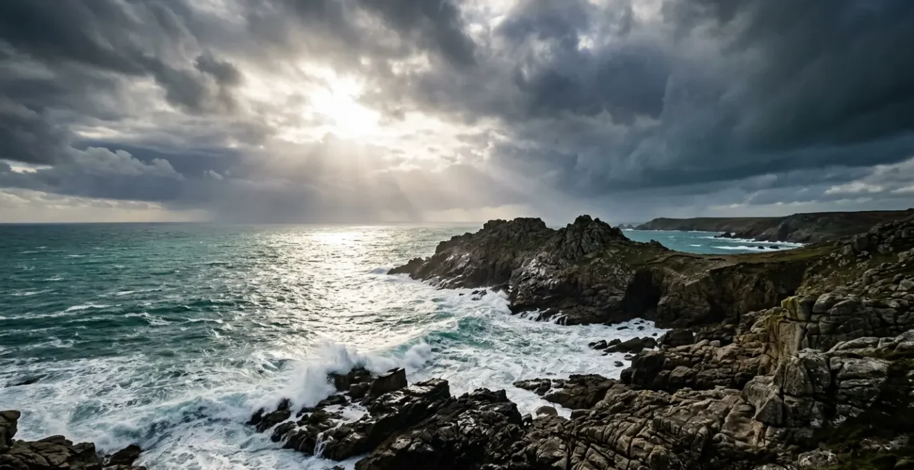Paysage breton sous un ciel changeant avec nuages et éclaircies au-dessus de l'océan