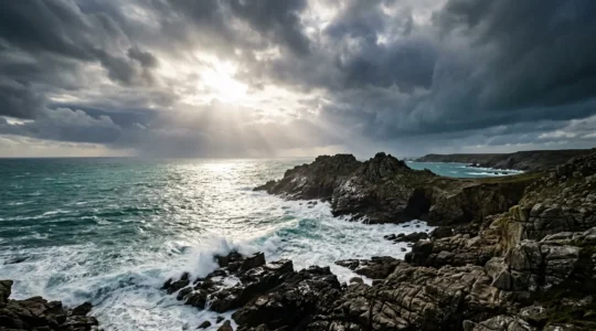 Paysage breton sous un ciel changeant avec nuages et éclaircies au-dessus de l'océan