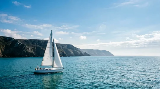 Voilier naviguant dans les eaux turquoises au large de Belle-Île-en-Mer en Bretagne Sud