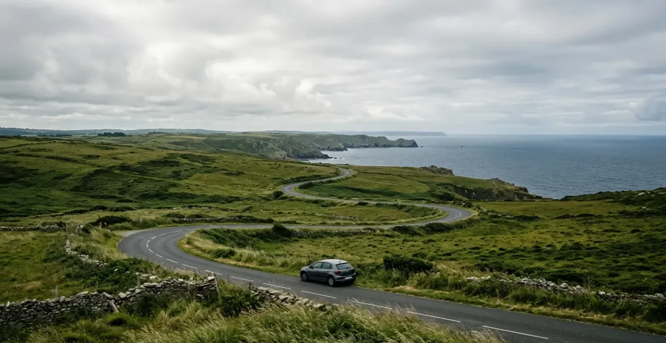 Route panoramique bretonne avec voiture en déplacement vers la côte