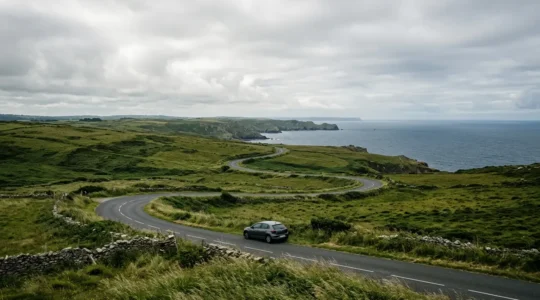 Route panoramique bretonne avec voiture en déplacement vers la côte