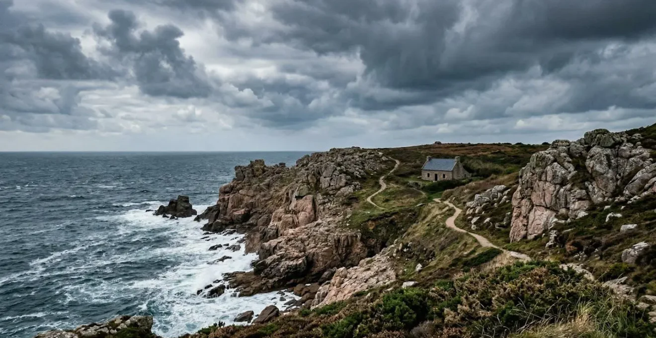 Paysage côtier breton avec falaises et mer, lumière naturelle et ciel changeant