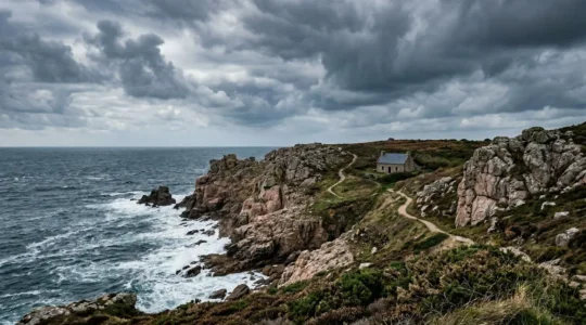Paysage côtier breton avec falaises et mer, lumière naturelle et ciel changeant