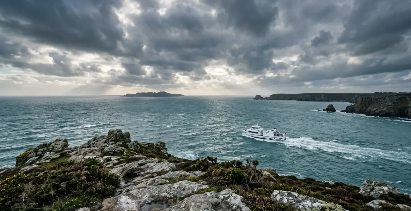 Traversée maritime vers les îles bretonnes avec vue panoramique sur la mer d'Iroise