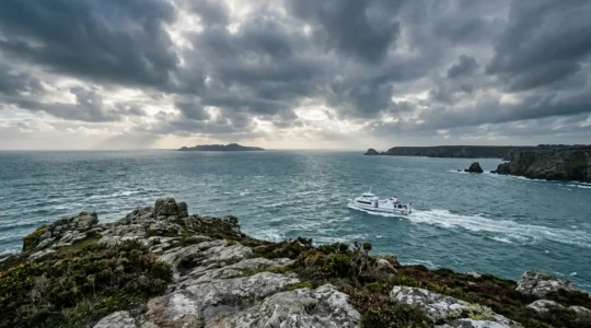 Traversée maritime vers les îles bretonnes avec vue panoramique sur la mer d'Iroise