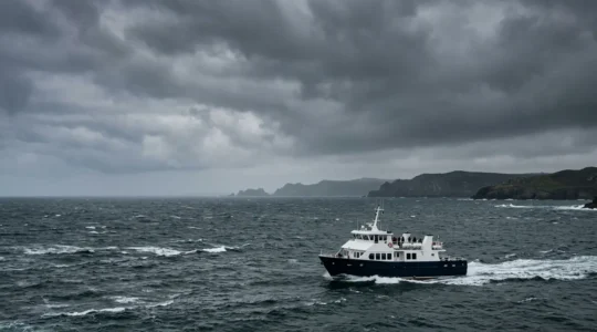 Traversée maritime mouvementée vers les îles bretonnes avec vagues et ciel gris