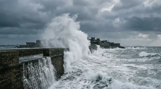 Vagues spectaculaires frappant la digue lors d'une grande marée à Saint-Malo