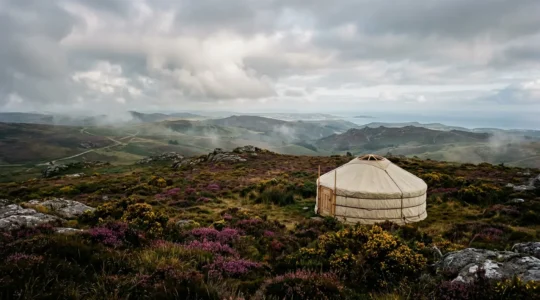 Yourte traditionnelle dans un paysage breton sauvage offrant une expérience de déconnexion complète