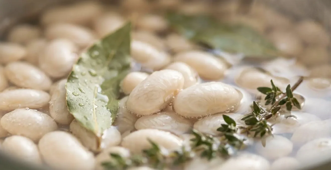 Haricots blancs Coco de Paimpol en cours de cuisson avec aromates
