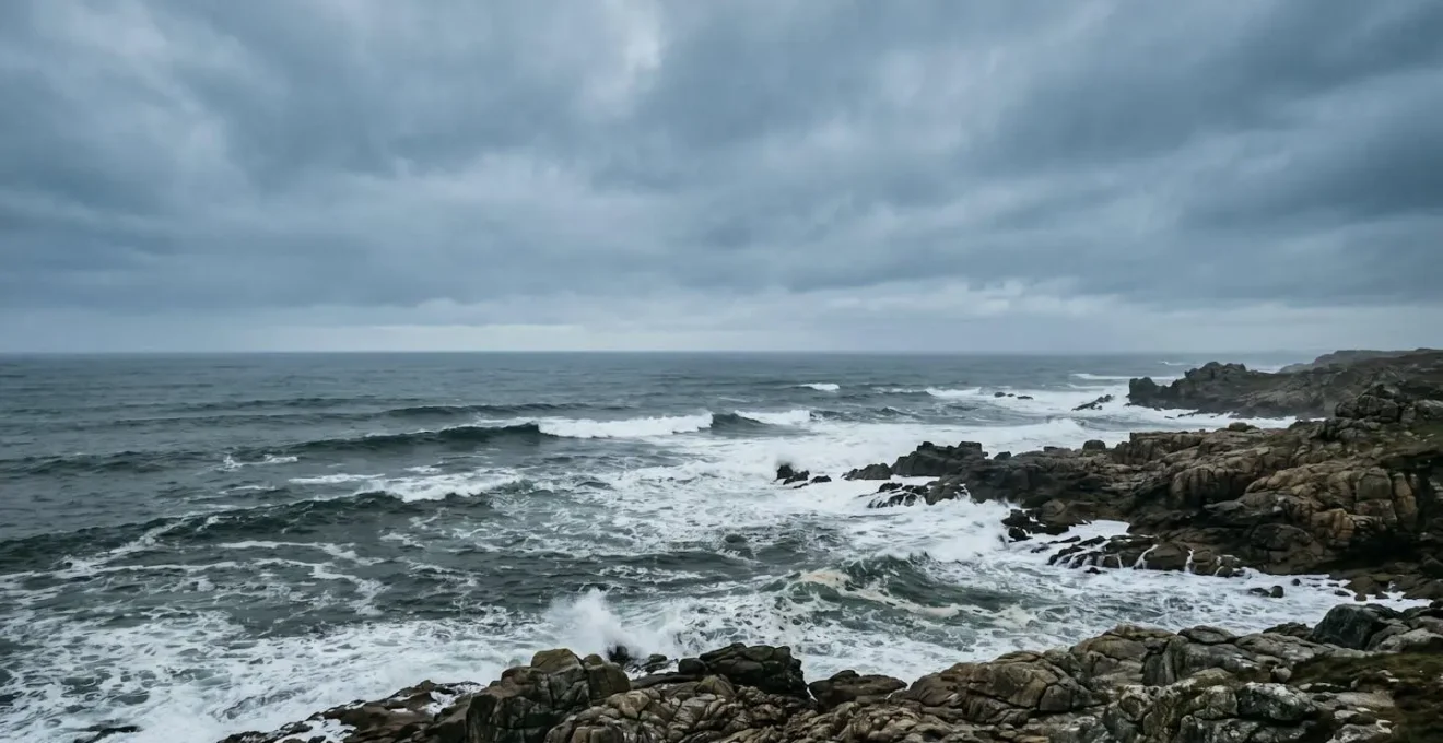 Vagues et conditions maritimes de l'Atlantique en Bretagne, montrant la puissance de l'océan