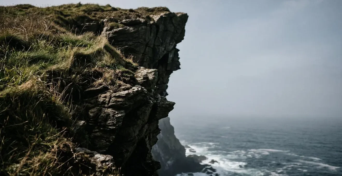 Représentation symbolique du danger en bord de falaise avec perspective vertigineuse