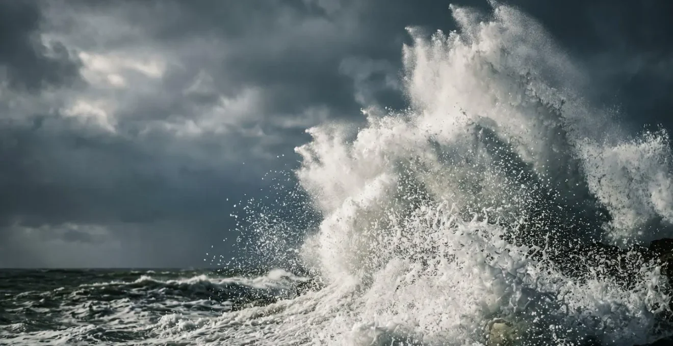 Embruns et écume projetés par les vagues lors d'une grande marée symbolisant la puissance de l'océan