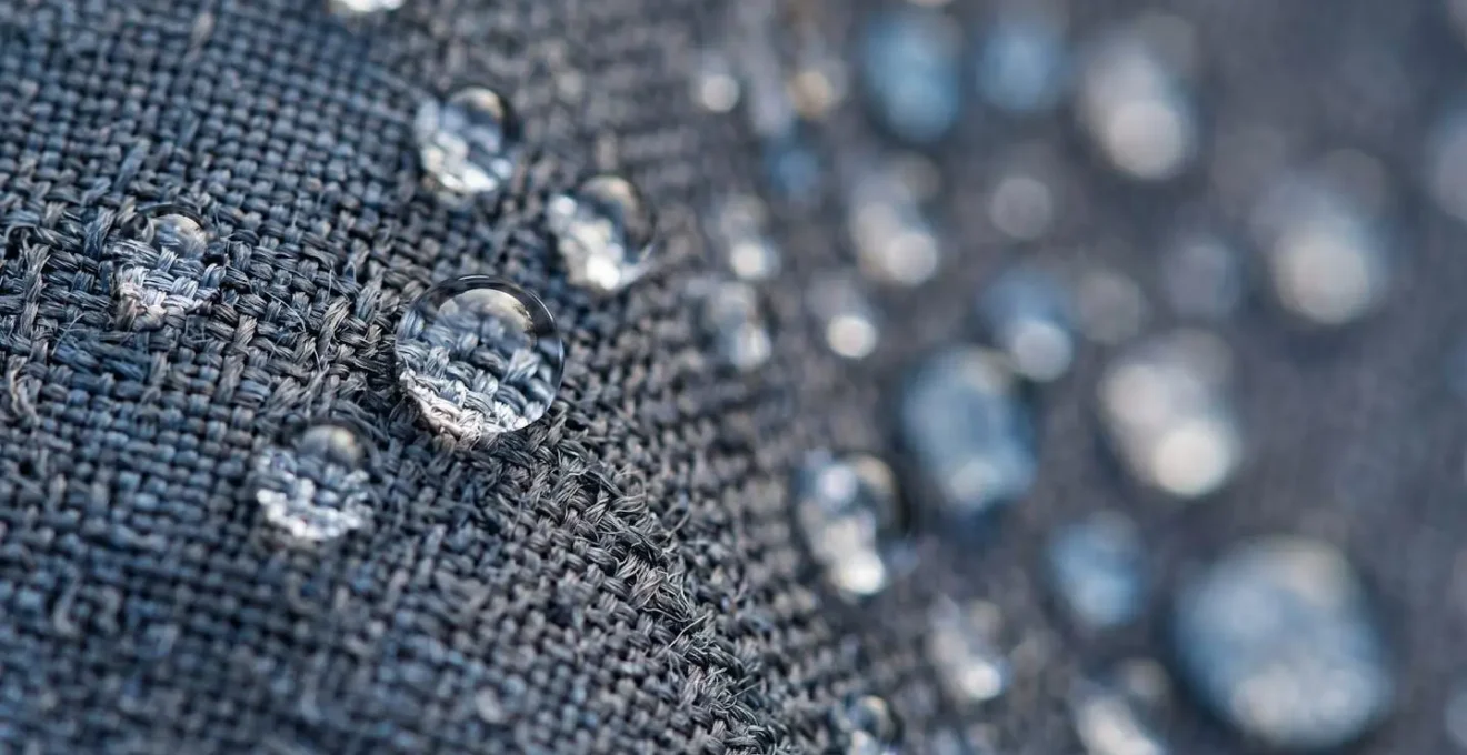 Gros plan sur les textures et détails d'un vêtement technique de randonnée imperméable