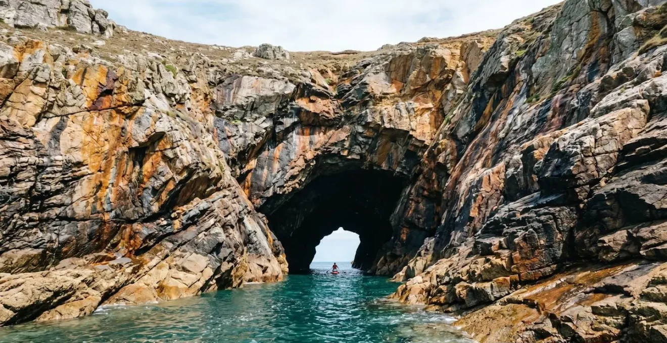 Entrée d'une grotte marine colorée en Bretagne accessible en paddle à marée haute