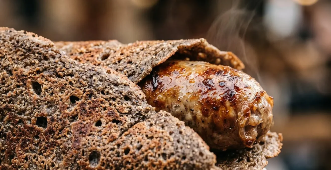 Gros plan détaillé d'une galette-saucisse traditionnelle bretonne avec sa texture croustillante