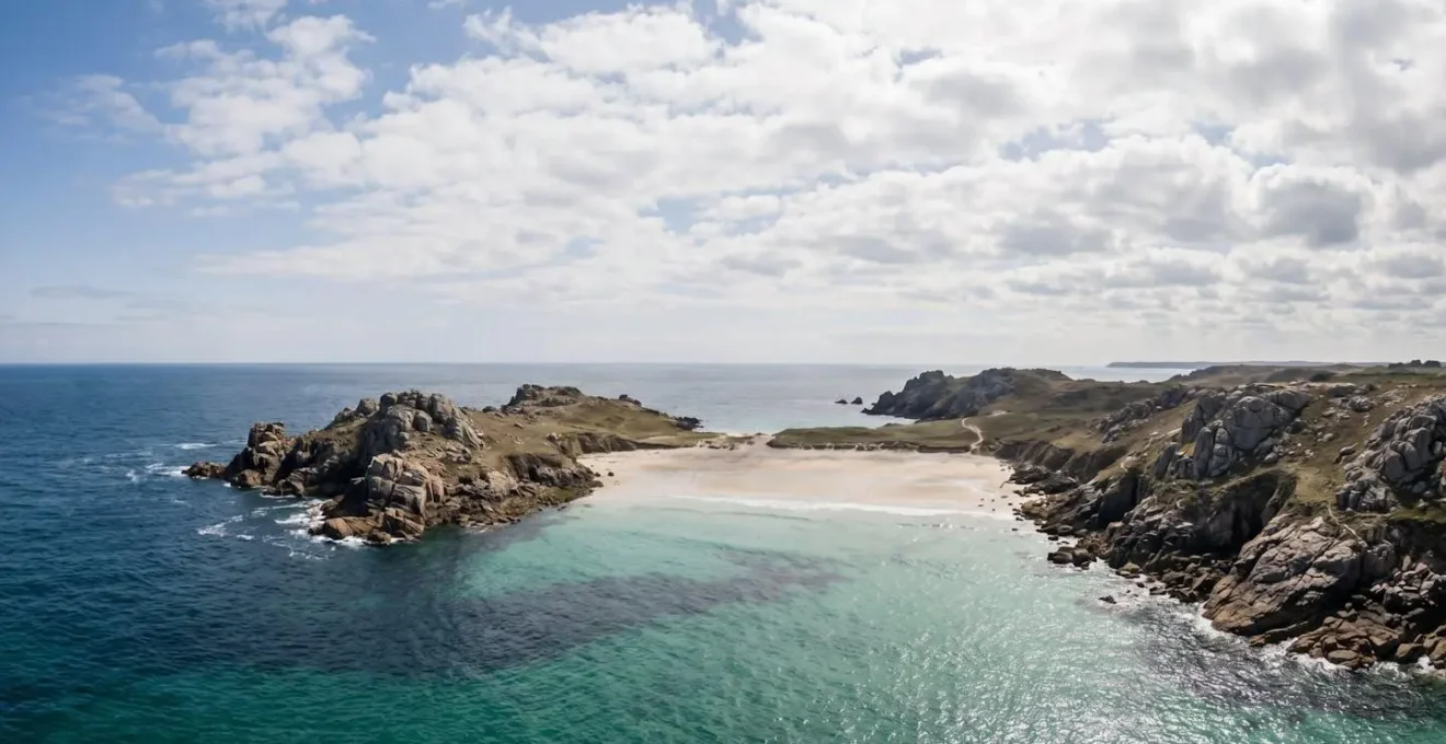 Vue aérienne d'une anse bretonne protégée avec eaux calmes se réchauffant au soleil