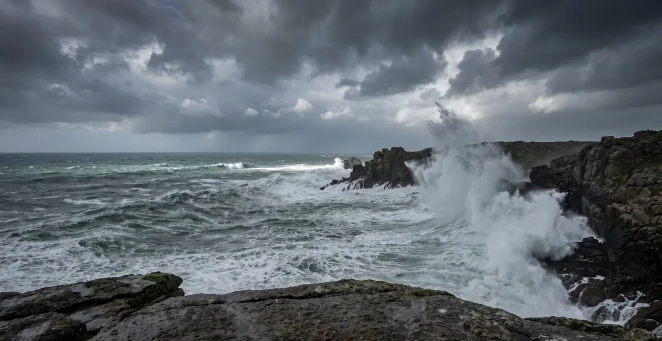 Vue panoramique de l'océan déchaîné depuis un promontoire sécurisé en Bretagne lors d'une tempête