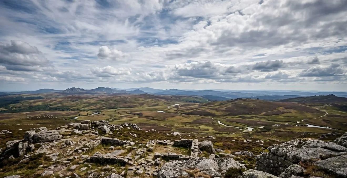 Vue panoramique depuis le sommet de la chapelle Saint-Michel dominant les tourbières et landes des Monts d'Arrée