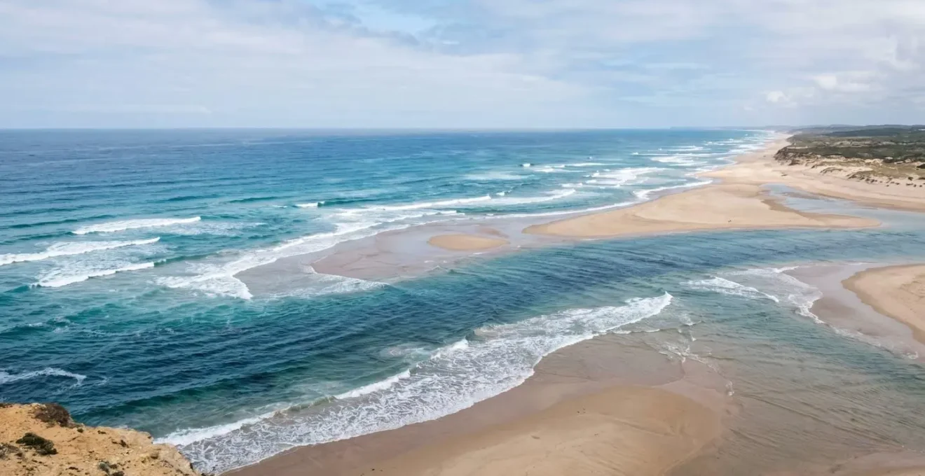 Vue environnementale d'une plage atlantique avec bancs de sable et zones de courants