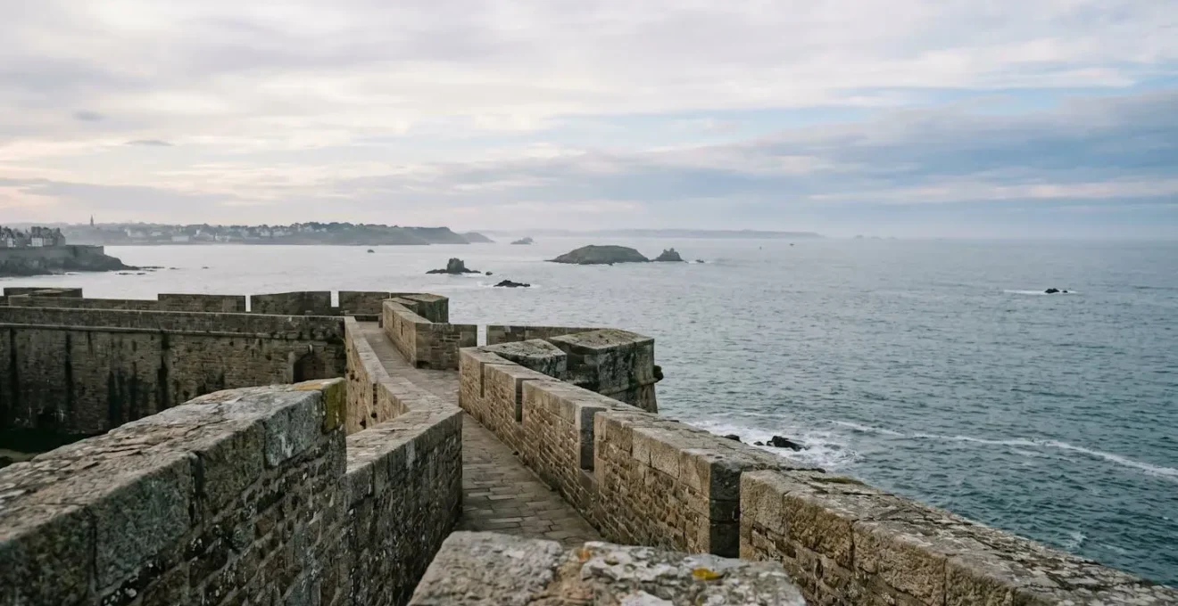 Vue panoramique depuis les remparts de Saint-Malo sur la baie et les îlots à marée haute